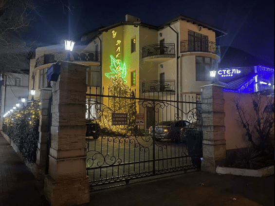 Гостевой дом Plush в Геленджике вечером с боку.png