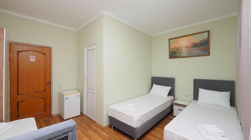 Гостевой дом морская жемчужина в Адлере.-номер с двумя раздельными кроватями.jpg
