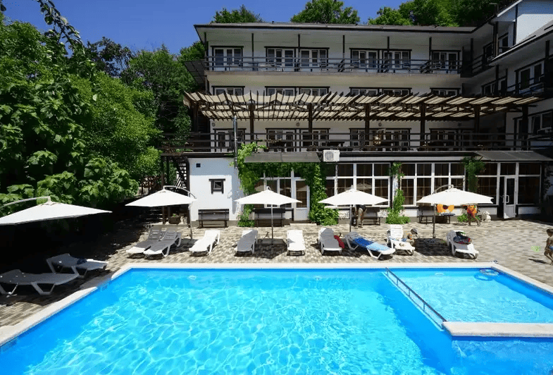 Гостевой дом Виноград в Лермонтово, фронтальный вид.png