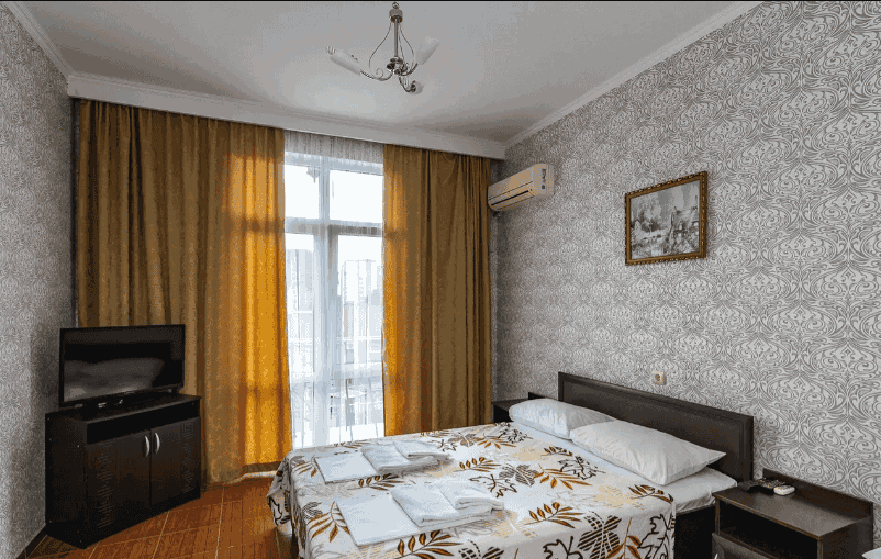 Гостевой дом Александрия на Добской -двуспальная кровать в теплых тонах_11.png