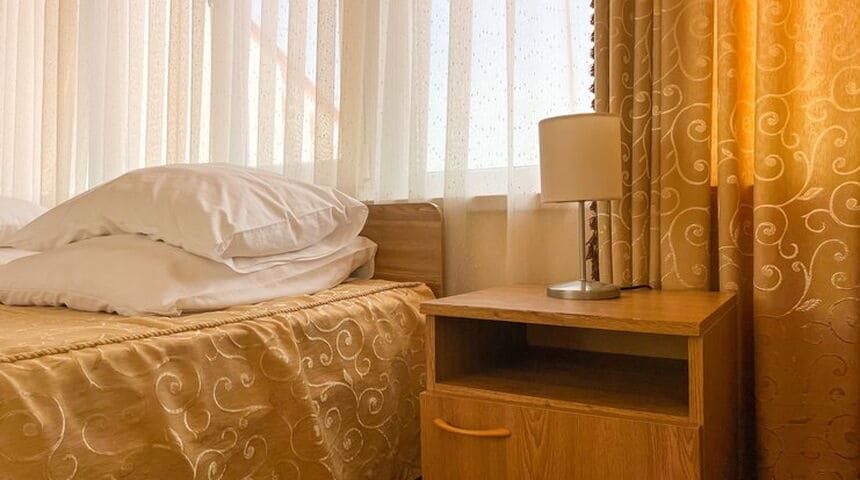 Гостевой дом Шарм в Адлере -прикроватный светильник.jpg