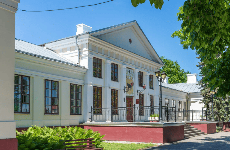 Поставы, дворец вид сбоку.png