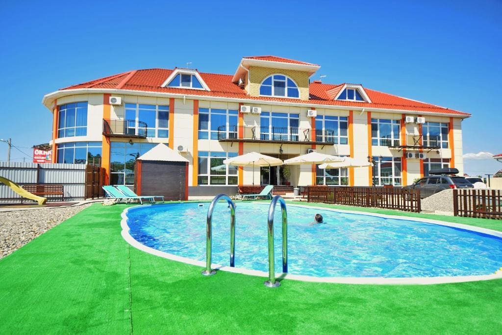 Гостевой дом Апельсин на Азовском море, фронтальный вид.jpg