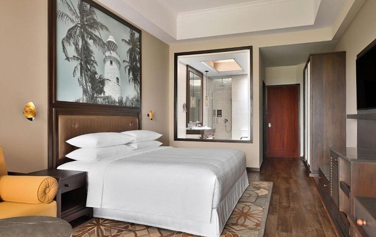 Sheraton Kosgoda Turtle Beach Resort 5 номер с двуспальной кроватью с картиной с маяком.jpg