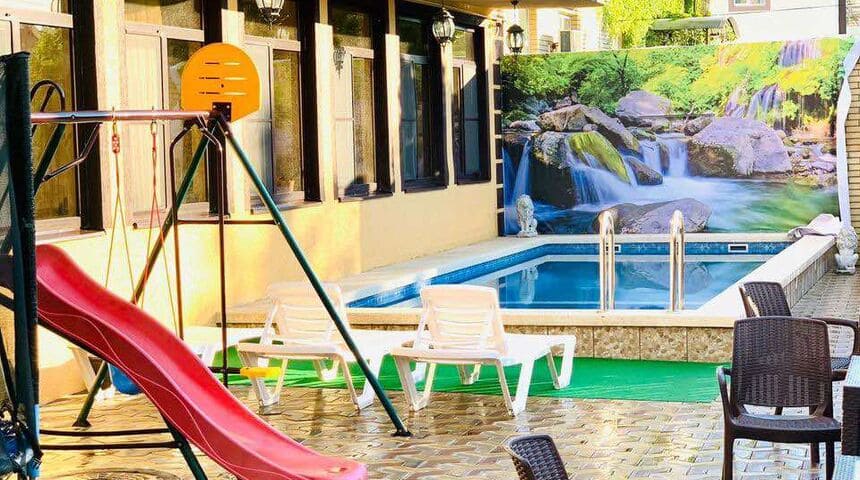 Гостевой дом Карс в Витязево -бассейн.jpg