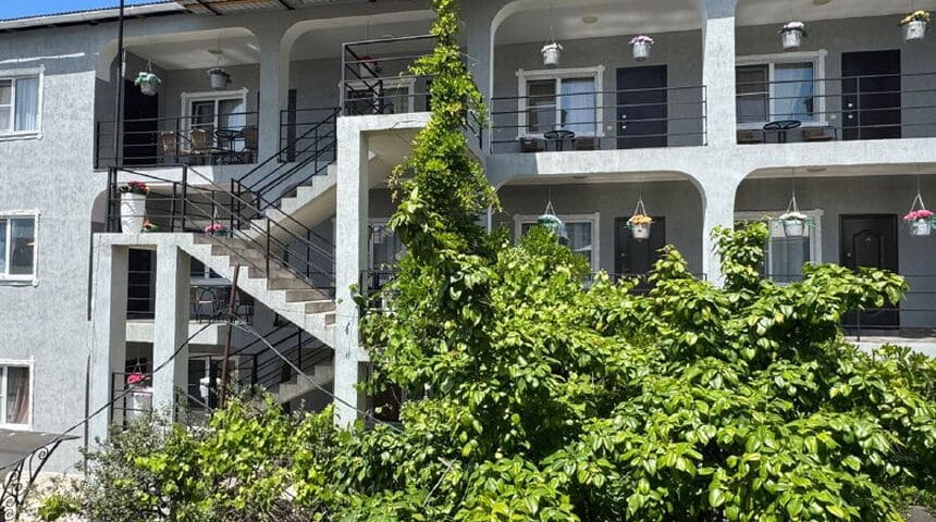 Гостевой дом Изумрудный в г.Гагра внешний вид.jpg