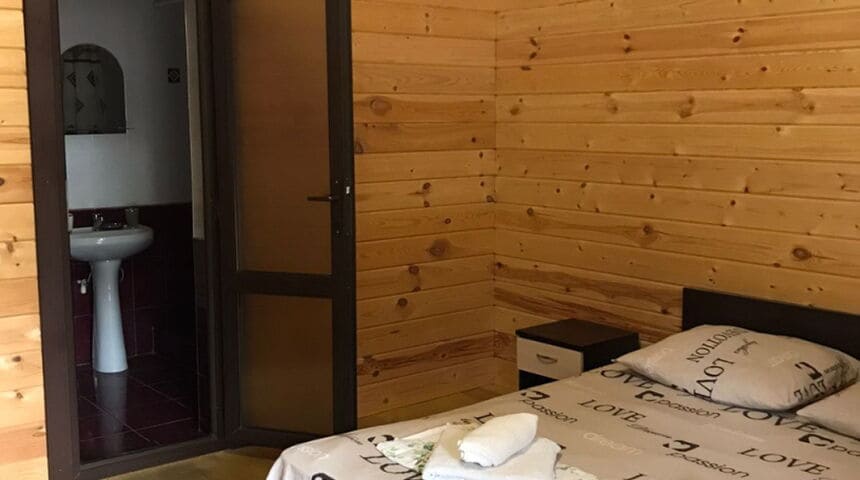 Отель Дуглас в Пицунде, вид на санузел из номера.jpg