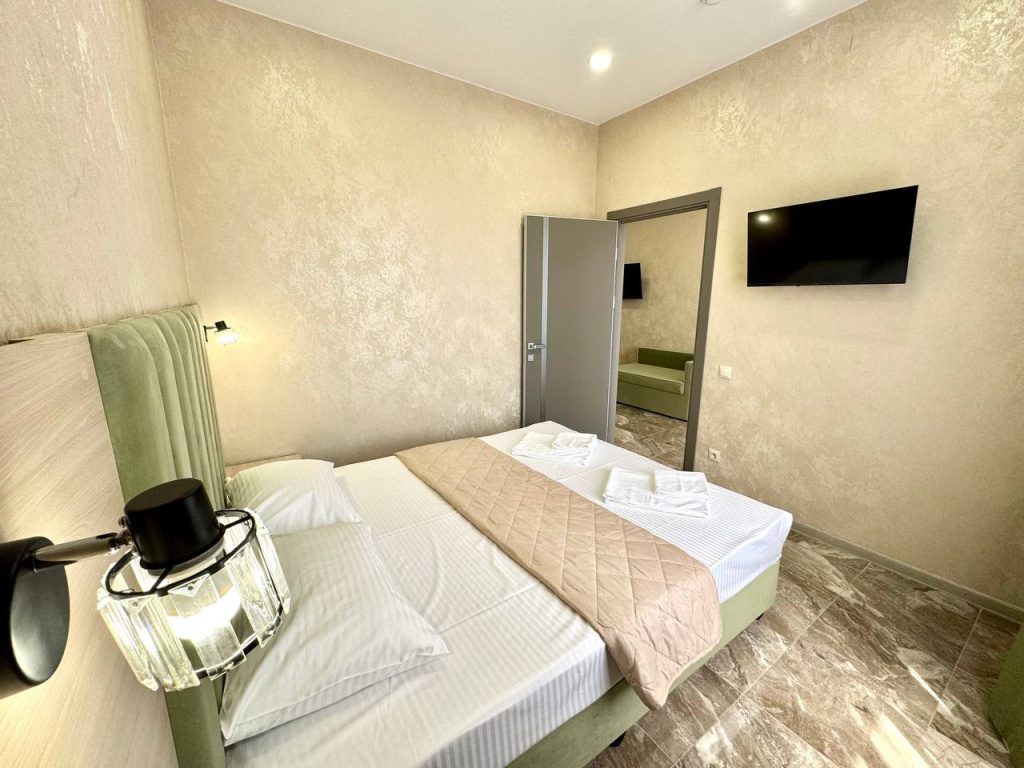 Гостевой дом Илиос в Кабардинке двуспальная кровать сбоку.jpg