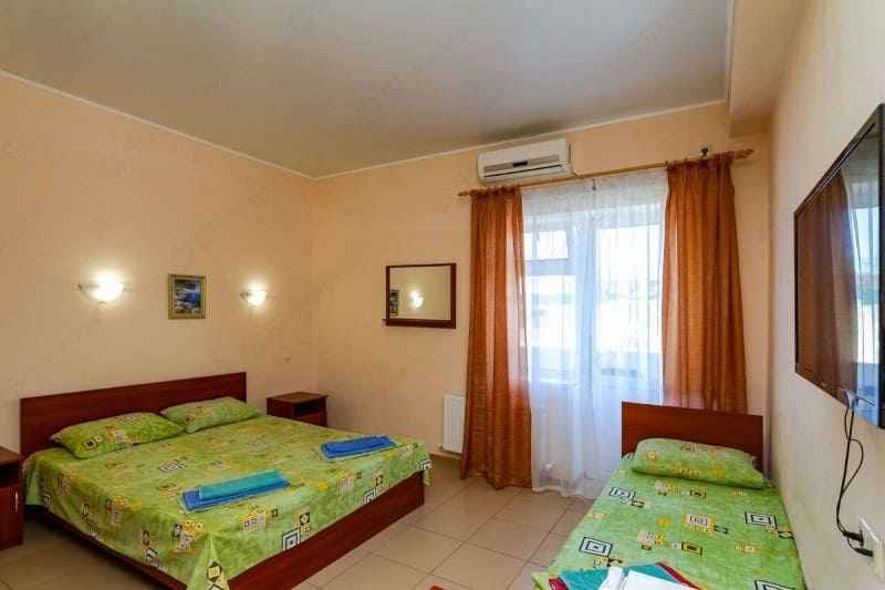 Гостевой дом у моря, Джемете - номер с двуспальной кроватью.jpg