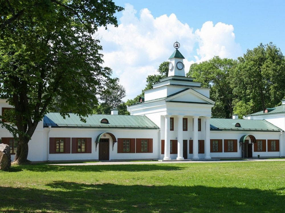 Усадьба Огинского вид сбоку.jpg