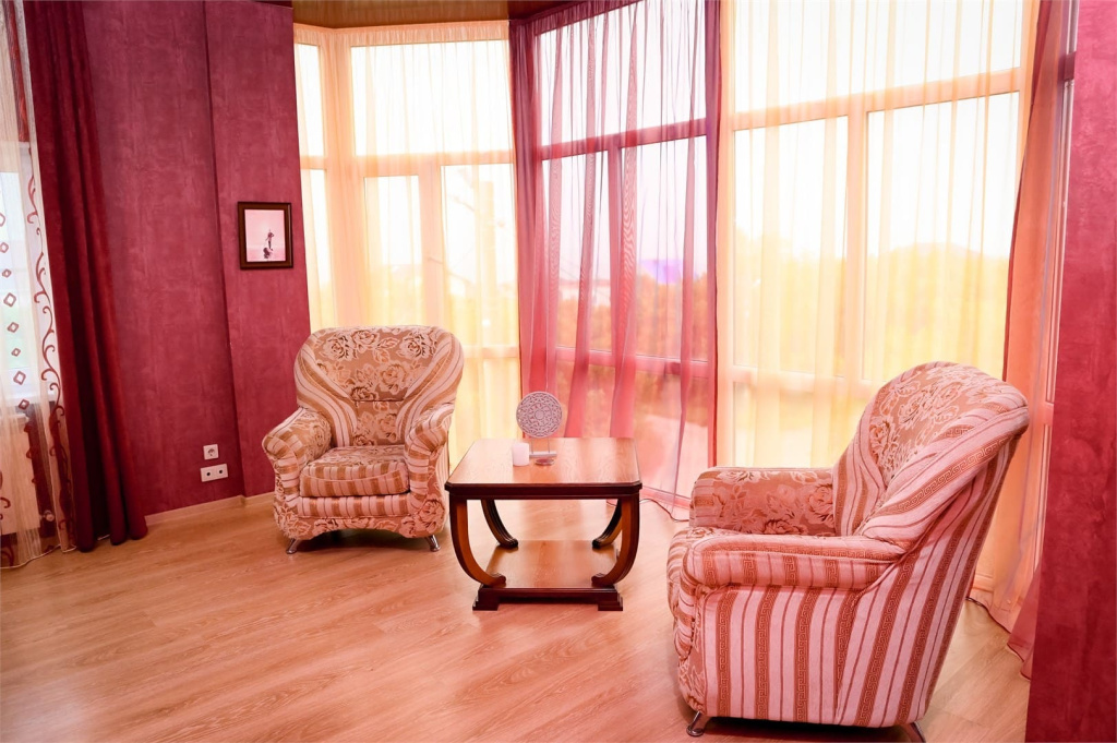 Гостевой дом на Ялтинской- вид на два кресла.jpg Гостевой дом на Ялтинской- вид на два кресла.jpg