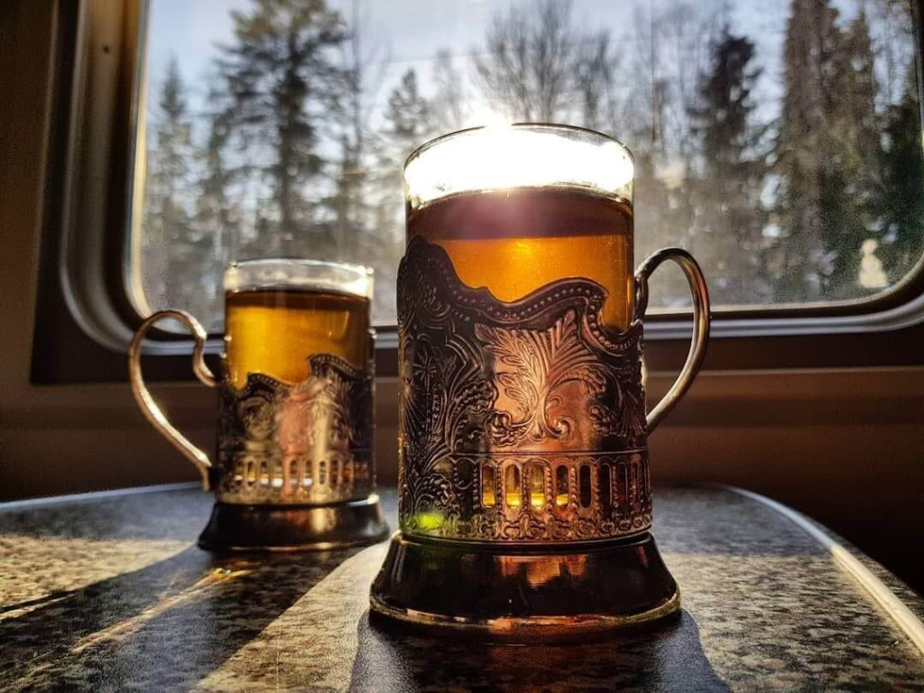две чашки чая в купе.jpg