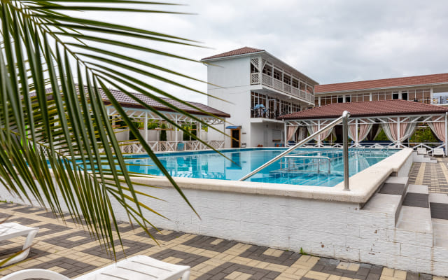 Отель Райский уголок в Ахаладзы вид сбоку.jpg Отель Райский уголок в Ахаладзы вид сбоку.jpg