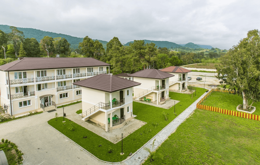 Отель Анакопия Клаб 3 вид на коттеджи сверху.png