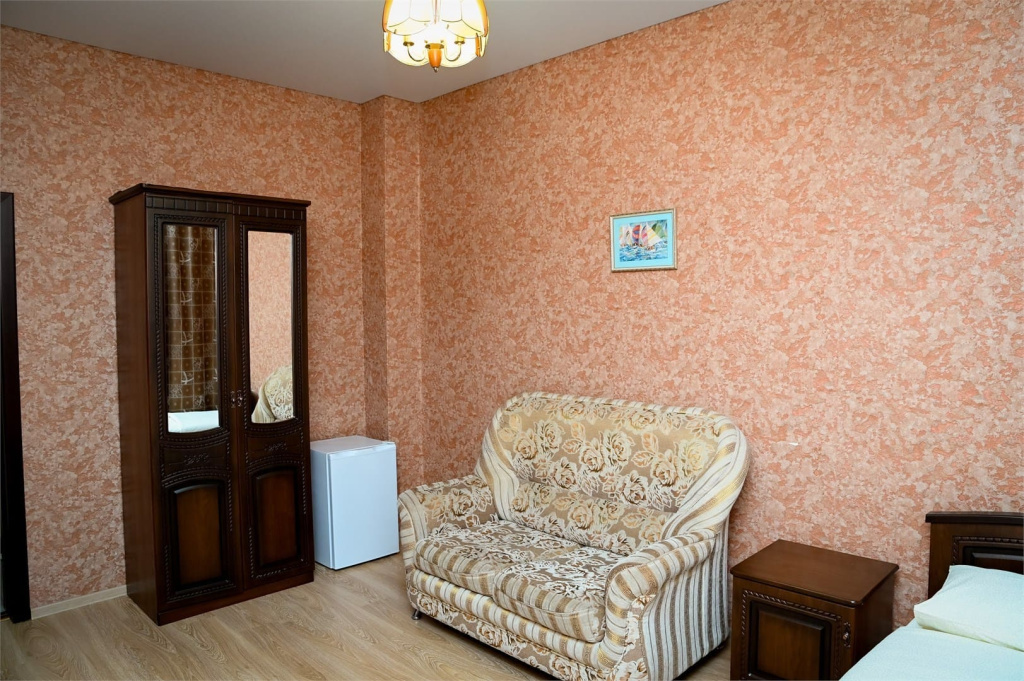 Госетвой дом на Ялтинской- диван в номере.jpg Госетвой дом на Ялтинской- диван в номере.jpg