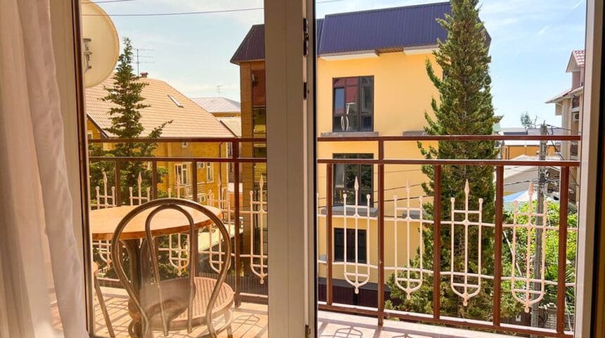 Гостевой дом Шарм в Адлере- вид из окна.jpg