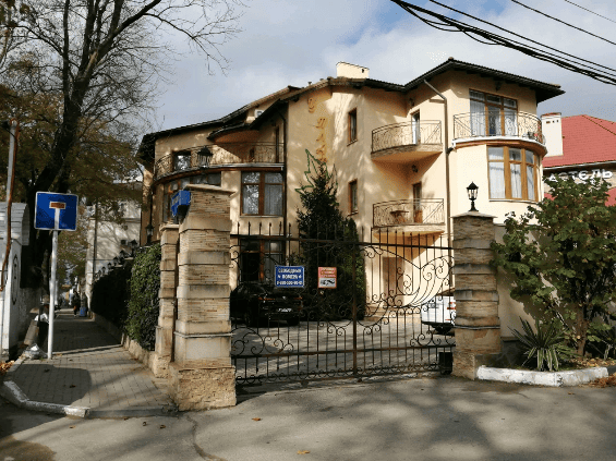 Гостевой дом Plush в Геленджике днем.png