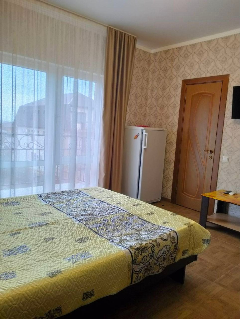 Гостевой дом Южное море в Кабардинке- вид на двуспальную кровать.jpg