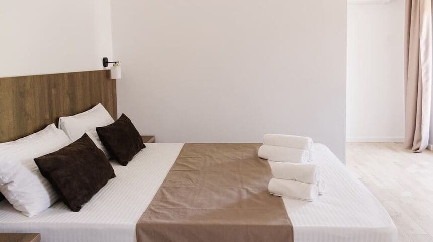 Отель Талион в Пицунде, Абхазия, номер с двуспальной кроватью.jpg