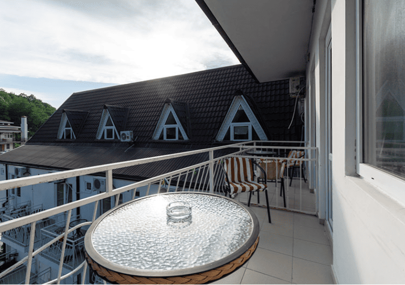 Гостевой дом Дубовая роща в Лермонтово балкон со столиком.png