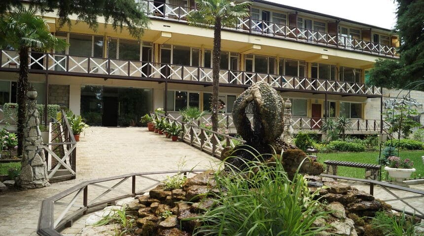 Отель Пицунда в Пицунде на поезде общийвид.jpg Отель Пицунда в Пицунде на поезде общийвид.jpg