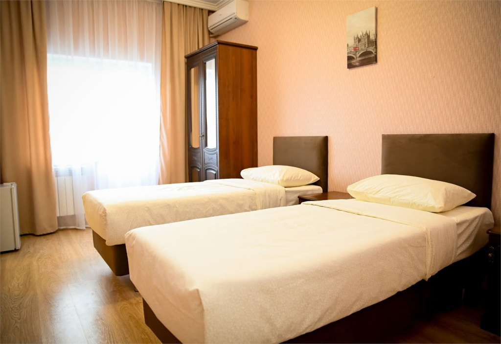 Гостевой дом на Ялтинской в Голубой бухте - две односпальные кровати вид сбоку.jpg Гостевой дом на Ялтинской в Голубой бухте - две односпальные кровати вид сбоку.jpg