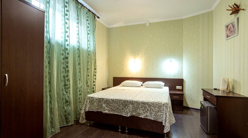 Гостевой дом Сто шагов в Геледжике двуспальная кровать.jpg