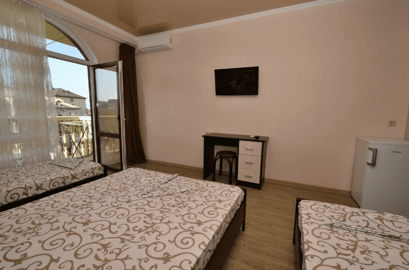 Гостевой дом Карс в Витязево номер с открытой балконной дверью.png