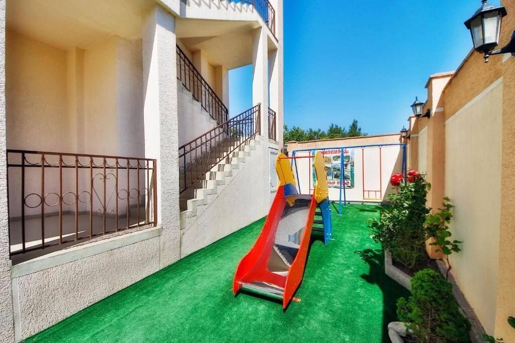 Гостевой дом в Голубой бухте На Ялтинской детская площадка Гостевой дом в Голубой бухте На Ялтинской детская площадка