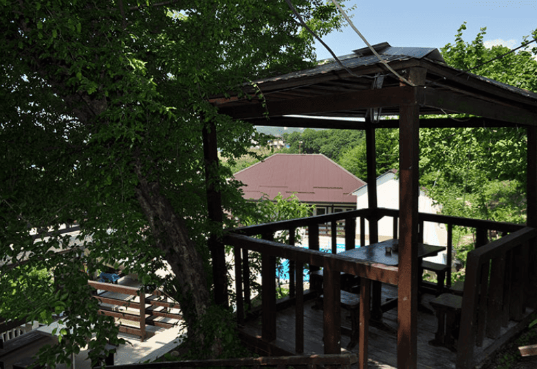 Гостевой дом Дубовая роща в Лермонтово беседка.png