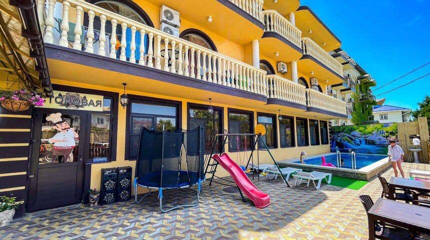 Гостевой дом Карс в Витязево -вид на бассейн.jpg