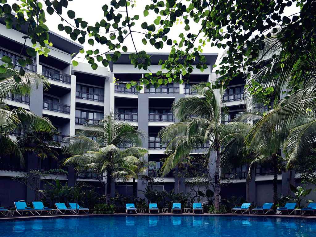 Pullman Bali Legian Nirwana 5-вид снизу на главный корпус.jpg
