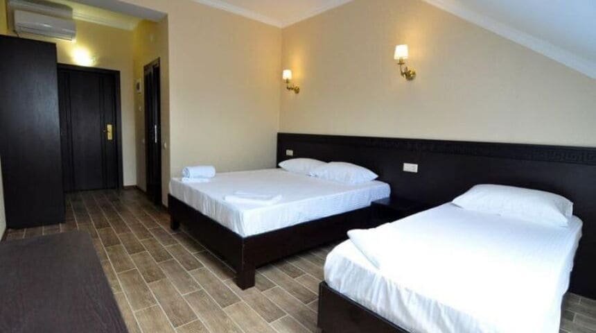 Отель Империя в Витязево, Анапа, вид на номер с двуспальной кроватью и односпальной.jpg