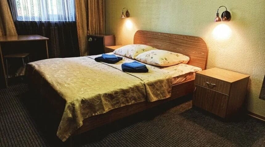 Отель Центральный в Петразаводске,двуспальная кровать в номере.jpg