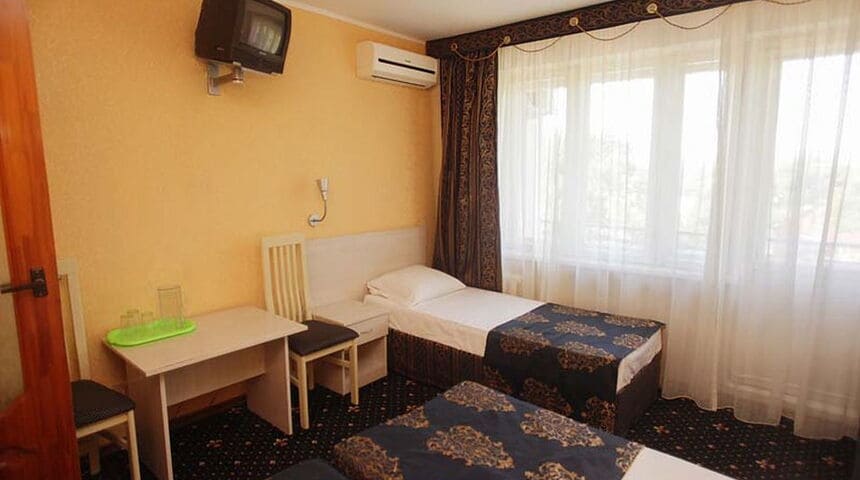 Пансионат Геленджиская бухта в Геленджике - двуспальная кровать и односпальная.jpg