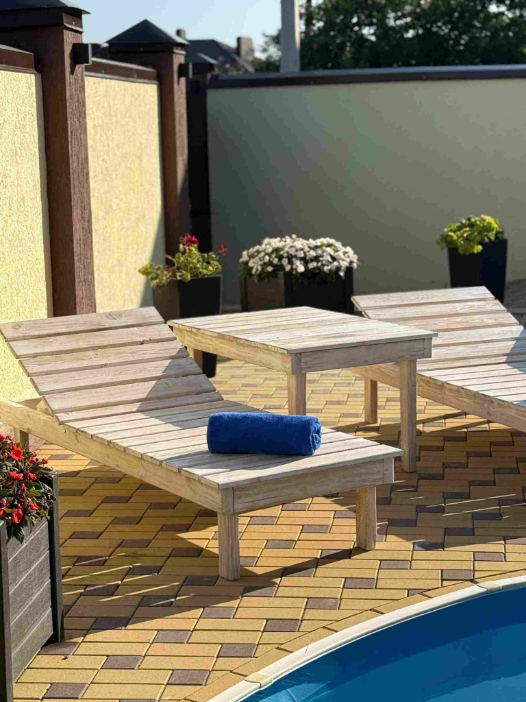 Отель Риф в Геленджике лежаки возле бассейна_5_4.jpg