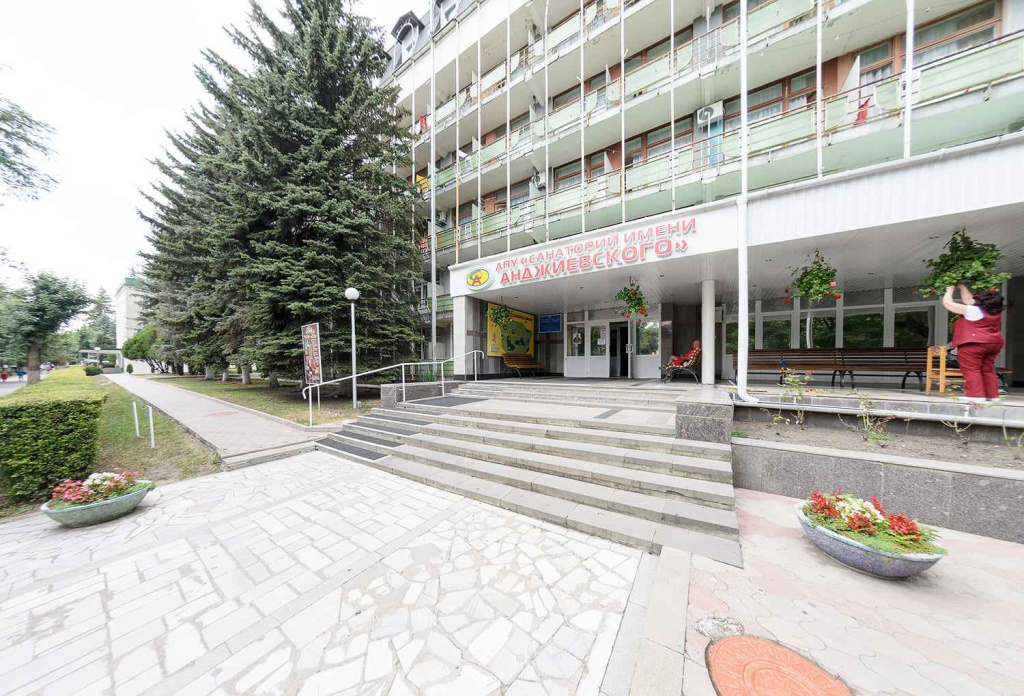 Санаторий имени Анджиевского, город Ессентуки-гланвй корпус сбока.jpg