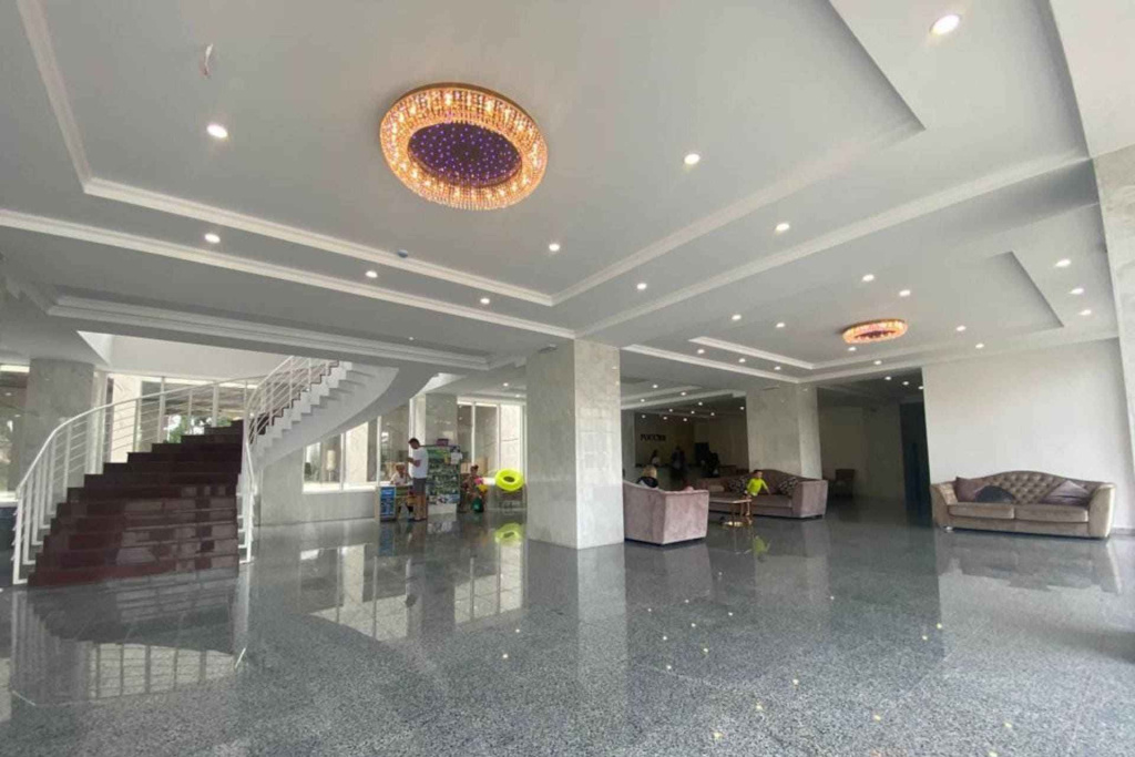 Гранд отель Россия в Гудаута- вестибюль.jpg