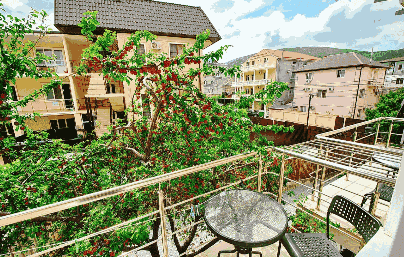 Гостевой дом Александрия на Добской- балкон со столами и стульями_3.png