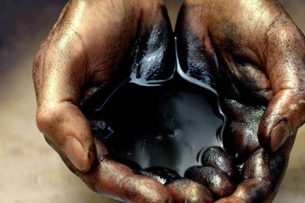 Руки с нефтью.jpg