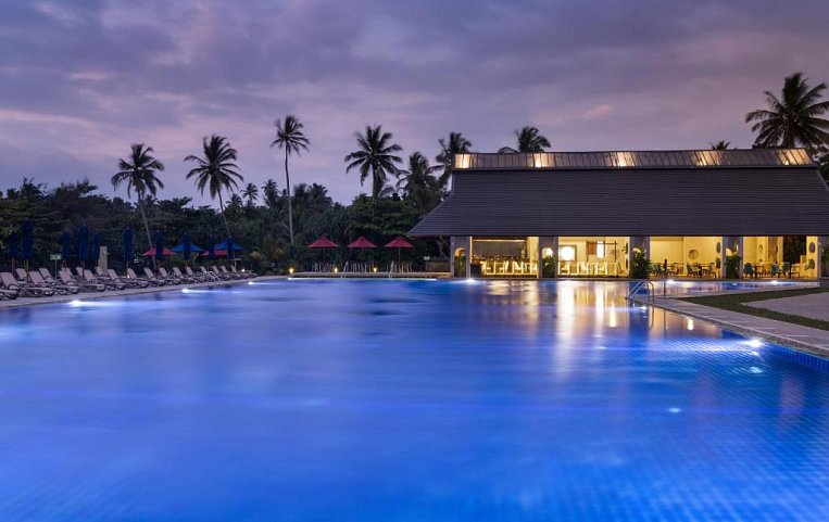 Sheraton Kosgoda Turtle Beach Resort 5 отель вечером.jpg