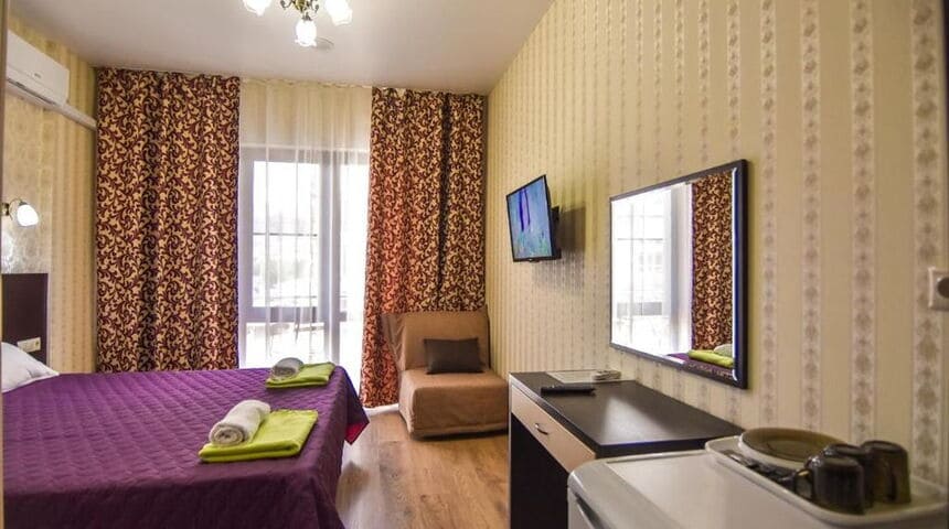 Гостевой дом Династия в Кабардинке номер с двуспальной кроватью.jpg