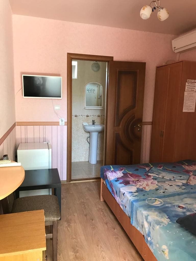 Гостевой дом Южное море в Кабардинке- вид на номер с кондиционером и двуспалкой.jpg