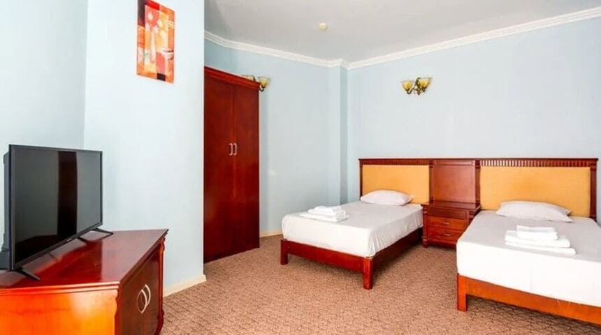 Апарт-отель Кристалл вид номера с двумя раздельными кроватями.jpg