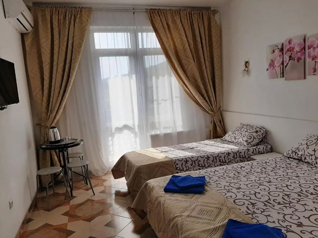 Гостевой дом Orio в Кабардинке 3х местный номер.jpg