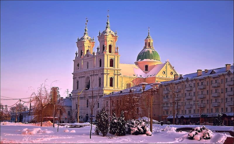 гродно вид сбоку на фарный костел.jpg гродно вид сбоку на фарный костел.jpg