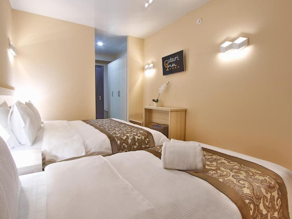 Gudauri Inn вид на две раздельные кровати.jpg