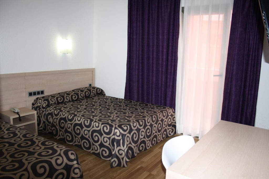 Tossa Beach Center 4 на побережье уютного Тосса-де-Мар, номер с раздельными кроватями.jpg