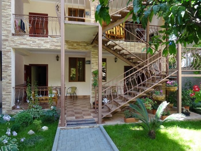 Отель Генерал Дбар , вид на двор.jpg Отель Генерал Дбар , вид на двор.jpg