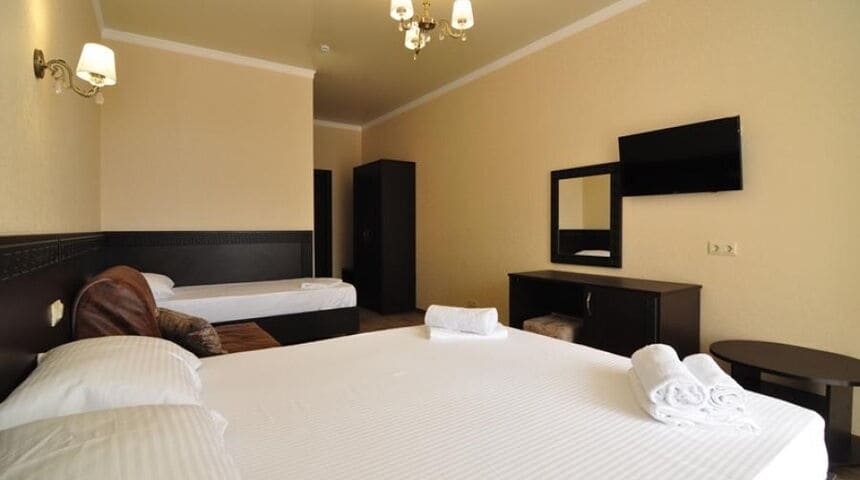 Отель Империя в Витязево, Анапа вид на трехместный номер.jpg